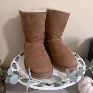 Gently Used Women’s UGG Bailey Bow Boots